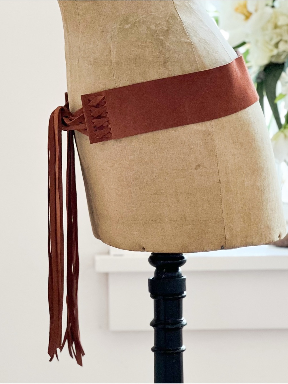 Elegantly Waisted Brown Fringed Suede Hip Belt - Picture 5 of 10